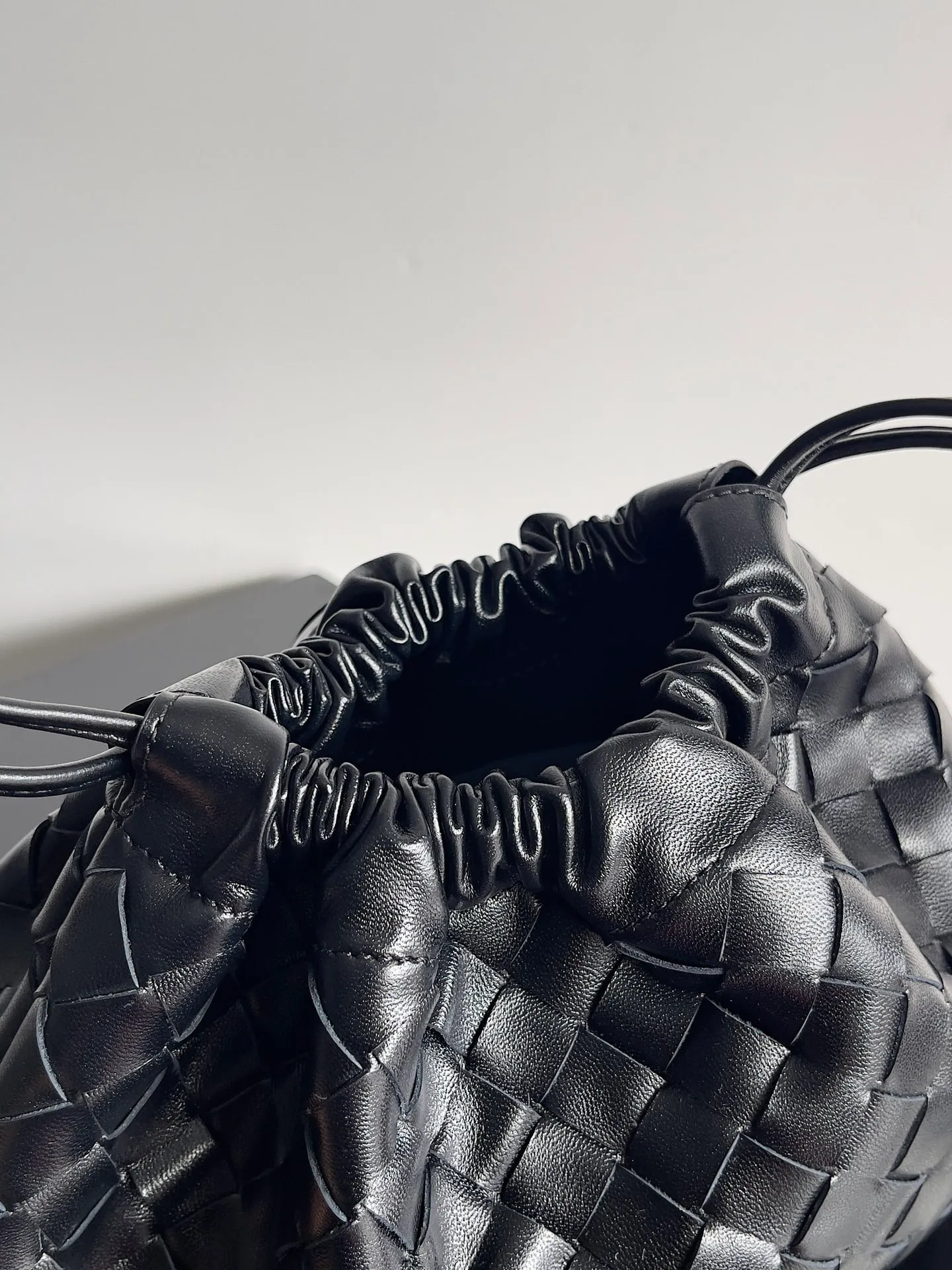 Batch 1560 Armpit bags have become a fashionable item that every girl has in their hands in recent years🛍️. The elegant and simple style has won the love of many people of different ages. However, there is an unavoidable trouble with armpit bags, that is, the capacity is too small, and BOTTEGA VENETA’s new Dustbag Considering people's travel needs, the capacity of garbage bags has been greatly upgraded. Folding umbrellas, water cups, and girls' makeup powder and lipstick can all be accommodated. It is very light and resistant to dirt. Even if you have a lot of things when traveling, it can reduce the burden to a certain extent. The shoulder straps are buckled and can be changed at will. It can be used for hand holding or as the liner of a large bag. After the drawstring is drawn, it looks like a cloud bag. It is very suitable for concave styling when traveling in summer🙋🏻‍♀️ Style number: 796728 Size: 32*23*1cm